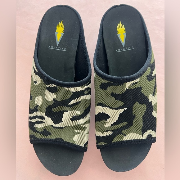 NIB Volatile Slip-on Camo sandals Size 7 - Picture 1 of 3